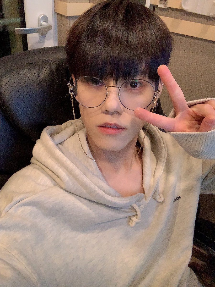 Image for Today's thumbnail!😸 It's not a selca, but Npia's good night!😸 (Hiyeom😸 is now going on webcam so there is no separate file ㅠㅠ😿) N.Flying Chahoon Npia Good night 😸 Good night https://t.co/BqHtWrYdrA