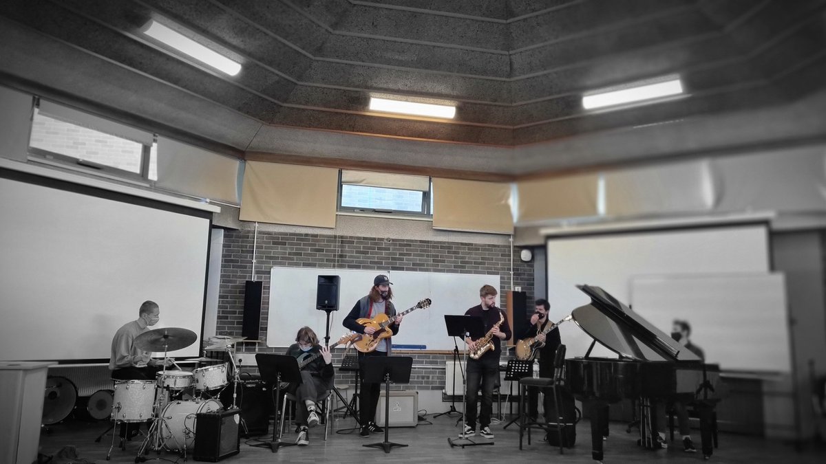 Just BRILLIANT to see DCU Lunchtime Concerts back! 
A lovely way to spend Wednesday lunchtime -  listening to such talent! 
👏👏 @Music_DCU Musicians Ian Graham, Tom Maxwell, Max Keating, Gustavo de Morais, Naoise Mac Conghail and Darragh Groome