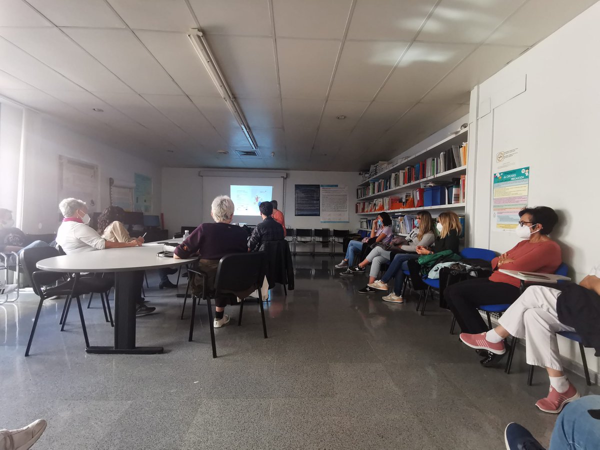 GVAclinic's tweet photo. 🏥👵Nova reunió del Consell de Salut C.S. Salvador Pau. Hui hem parlat de les activitats cimunitàries per evitar la soletat no desitjada. Gràcies a la ponent, @RosaGonCandelas https://t.co/vjSmT74Gld