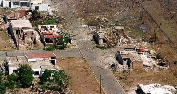 Un nuevo 3 de noviembre, un nuevo aniversario de las explosiones de Fábrica Militar. A 26 años del atentado sufrido en nuestra ciudad, todavía exigimos justicia y la inmediata reparación histórica, tan postergada en el tiempo.
Hoy 3 de noviembre, #NiOlvido #NiPerdón.