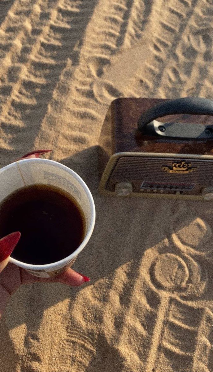 يـمر الزمان وگل حـاجه تجي وتـروح 
ويانعـمة النسيّـانن مَكبر مـگاسبها

تعالج صويب البعد وتعالج المجروح 
وتختار لـ قلوب العرب ما يناســبها .