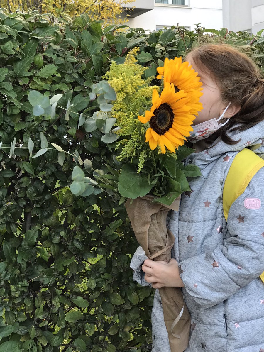 basbezir's tweet photo. Kızım okulda ayçiçeği yapmış. Gerçekte böyle bir çiçek var mı diye sordu :) Ona ilk defa çiçek aldım. Canlı capcanlı 🌻 https://t.co/vrEzZYnCS5