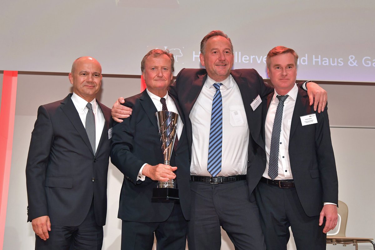 infohersteller1's tweet photo. Rückblick auf unsere letzte Jahreshauptversammlung und das Galadinner zur Verabschiedung von Dietrich Alberts. Herzlichen Dank für die tollen zwei Tage und see you next year....#HHG #FloraKöln #Jahreshauptversammlung https://t.co/vkGw3Rfjb8