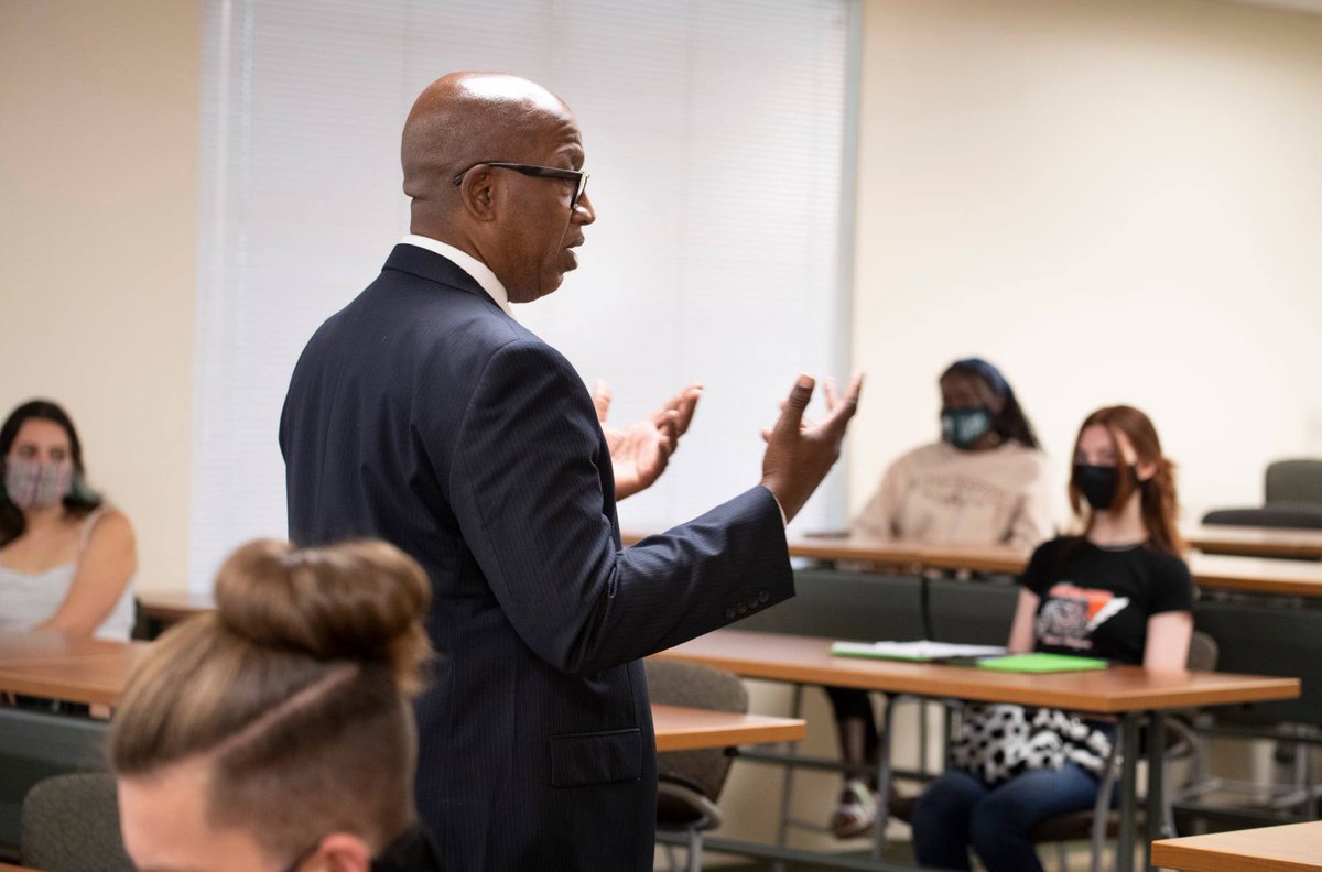 USFalumniAssn's tweet photo. Congratulations to @Kenwelch, Accounting '85, on making history as the first Black mayor of St. Petersburg! #BullstoBragAbout #USFtrailblazers https://t.co/tEezO6b7aW