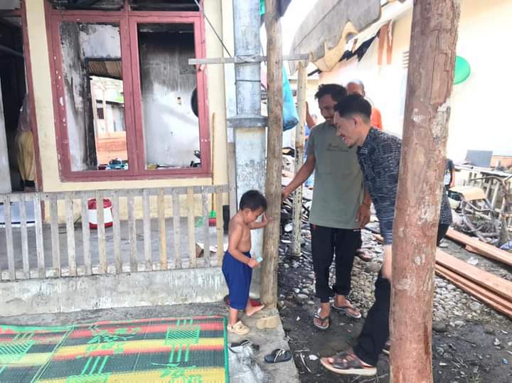 rakan_tarmizi's tweet photo. Bang Tarmizi, SP hari ini ke rumah masyarakat yg mengalami musibah kebakaran di Gp. Suak Ie Beuso di Aceh Barat.
Semoga Bang Adi tabah menerima ujian yg berat ini dan Insya Allah akan digantikan yg lebih baik oleh Allah SWT. Aamiin
#AwakDroe
#YangKanaBekTabohYangGadohTamita https://t.co/K6OkA0TyRB
