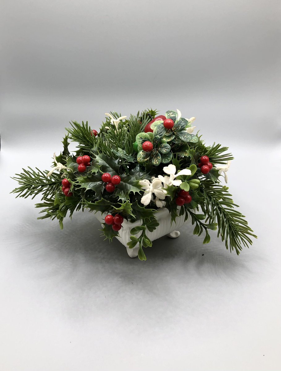 beezyandco's tweet photo. Christmas is coming! This vintage Relpo planter would make a lovely centrepiece! Find it on @Etsy at BeezyAndCo. - link in bio #vintage #etsy #Christmas #christmasiscoming #holiday #holidaydecor #christmasdecor #ChristmasCountdown #wednesdaythought #gift #giftideas #relpo #holly https://t.co/KPaj430qCV