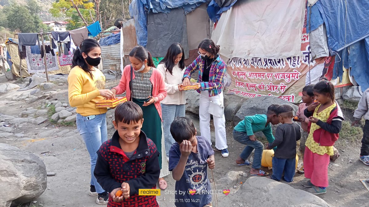 abvphp's tweet photo. दीपावली के शुभ अवसर पर @sfshimachal के कार्यकर्ताओं ने विभिन्न स्थानों पर झुग्गी-झोंपड़ियों में रहने वाले बच्चों को मिठाई बांट कर दीपावली के इस त्यौहार को मनाया। #Diwali https://t.co/dUiXyzIpVs