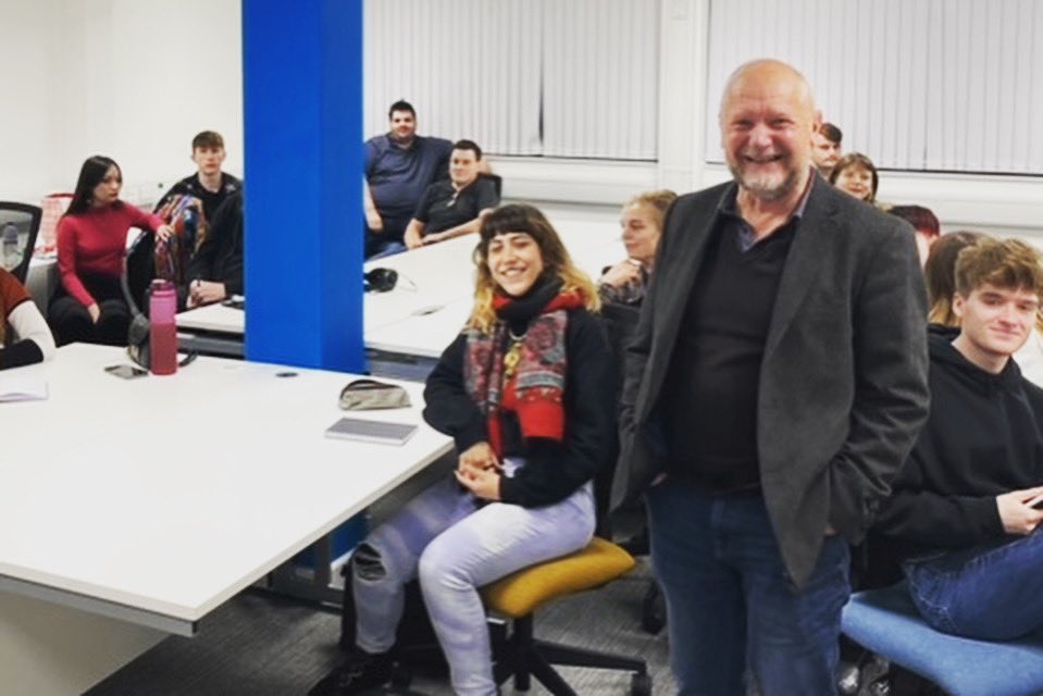 RootedinHull's tweet photo. Here is our CEO Adrian Fisher who met with @UniOfHull Graphic Design students yesterday. 

The students hope to contribute new ideas that could help our organisation expand its impact in Hull City Centre 😃👍🏻

#urbanfarm #growyourownfood #sustainability https://t.co/xKadwL8JC2