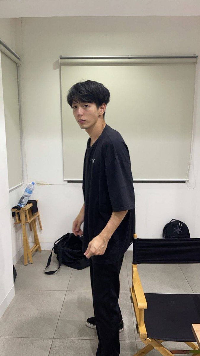 13moonago's tweet photo. : ขอโทษนะครับ
: ไม่ซื้อครับ
: ไม่ได้ขายครับแค่จะให้ช่วยถ่ายรูปให้เฉยๆ
: อ่ออออ 

ทำไมเก้สเหมือนเด็กส่งของ 55 https://t.co/kO7QVbpZPN