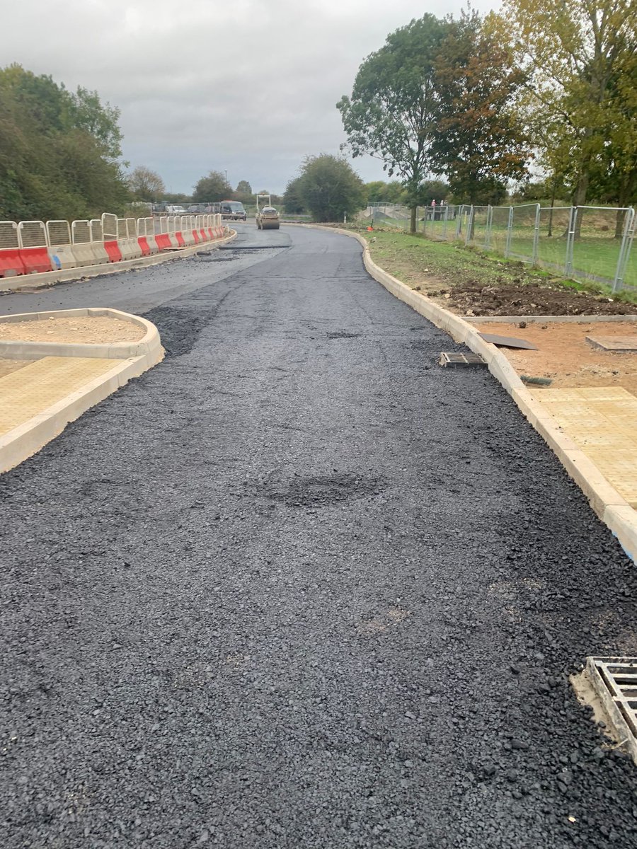 Pro_Tar's tweet photo. Stuart and the team at Grove, Oxfordshire Laying 32mm and 20mm on a new section of highway 👷🏽‍♂️

Great joint effort on supplies between @FMConwayltd and @AggregateUK 

#surfacingcontractor #surfacingcompany #highwaymaintenance #commercialsurfacing https://t.co/KNytFBWDcS