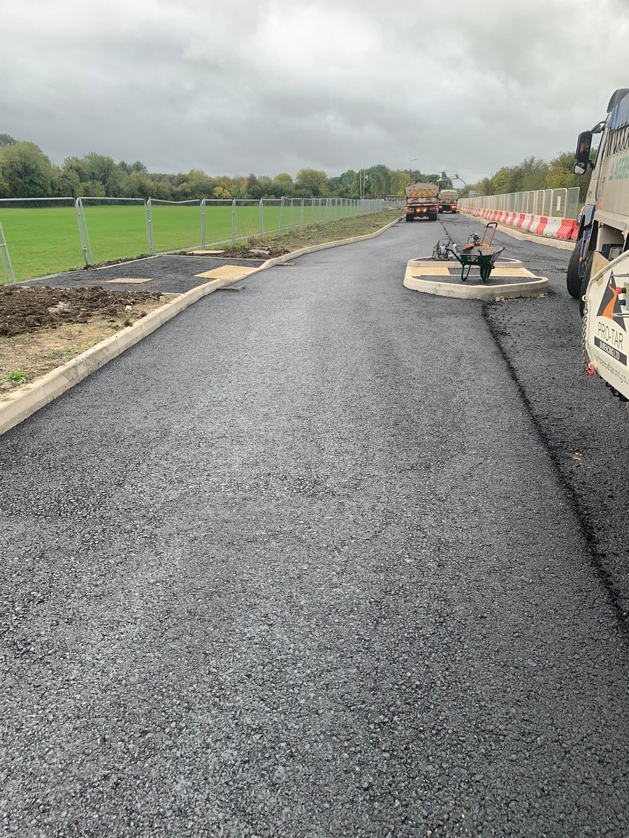 Pro_Tar's tweet photo. Stuart and the team at Grove, Oxfordshire Laying 32mm and 20mm on a new section of highway 👷🏽‍♂️

Great joint effort on supplies between @FMConwayltd and @AggregateUK 

#surfacingcontractor #surfacingcompany #highwaymaintenance #commercialsurfacing https://t.co/KNytFBWDcS