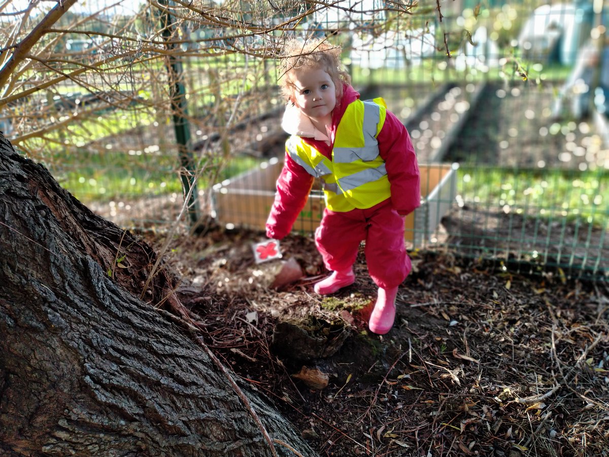 CherryTreeEYC's tweet image. This week we had a group of parents and children working with Gordon from Learning from landscapes. We had great fun building a shelter at our allotment, having our snack in it ,risk assessing the ground behind allotment and putting up a hammock.