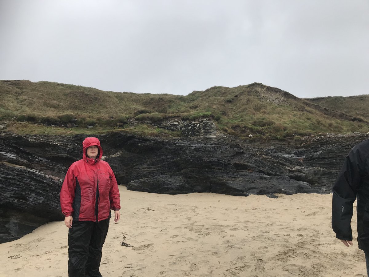 #Archaeology #degree students and staff @TruroPenwithHE #PlymUni visiting the remains of a 17th century fish cellar and boat houses tucked into the cliffs @NationalTrust <a href="/NTGodrevy/">Emma Stockle</a> #Cornwall