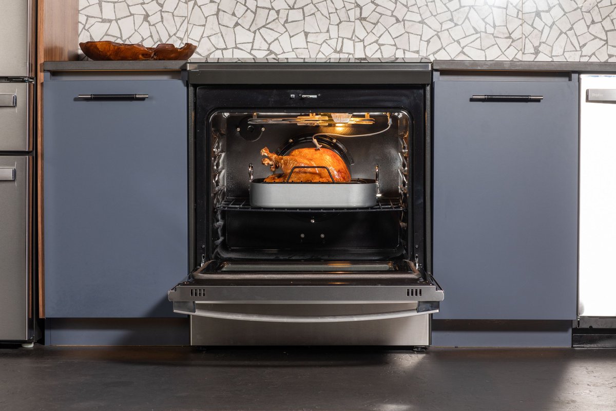 Gobble, gobble: GE wants you to trust its smart oven to cook the perfect turkey  theverge.com/2021/11/3/2276…