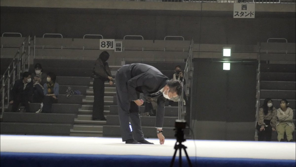 TateFuuya's tweet photo. 休憩中の好きなひとコマ

衣装に付いているキラキラしてるやつ。あれ結構取れるんです。

それを一つ一つ丁寧に拾っている陽平さん。

身体が柔らかいから膝は伸展位。

 #オージーエフ  #バクテン https://t.co/Cj6uZFgf3l