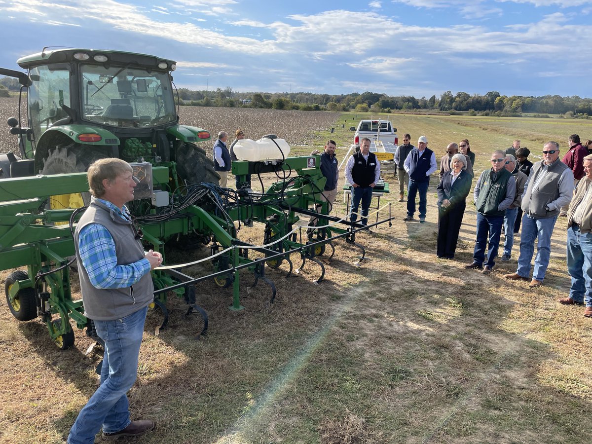 TheDirtDude's tweet photo. Dr. Wes Lowe talks about precision steel to identify weeds and take them out ⁦@MSU_AG⁩. Looking forward to working with these guys! Clever solutions to hard problems. https://t.co/uUWDXG0Sma