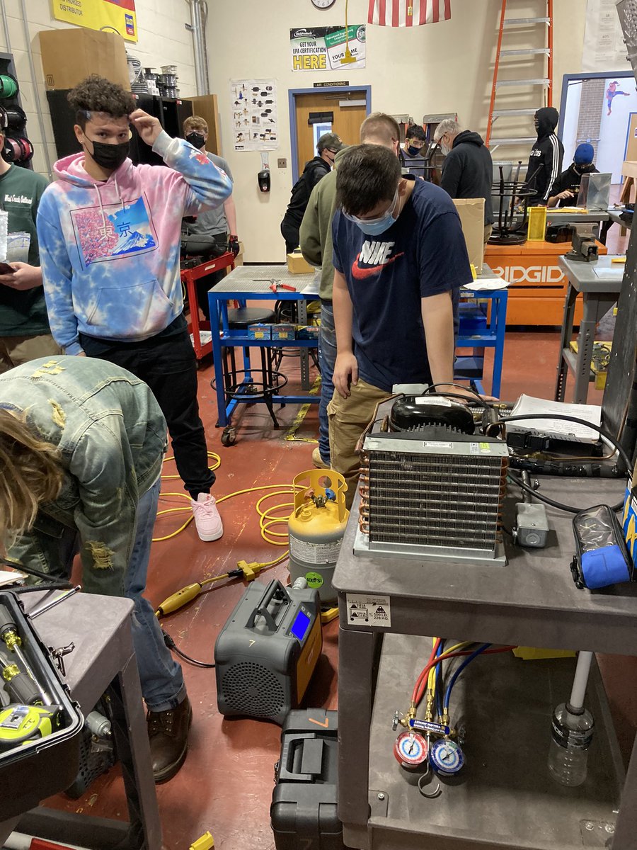 BCITMedPRINC's tweet photo. BCIT Medford HVAC juniors a sophomore classes working hard! @BCITTWEETS https://t.co/eyHMWCpxU2