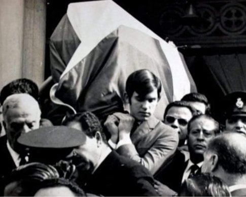 gpfoundationgr's tweet photo. Σαν σήμερα το 1968 ο λαός είπε το ύστατο χαίρε στον Γέρο της Δημοκρατίας, με την κηδεία του να μετεξελίσσεται στην πρώτη μεγάλη διαδήλωση κατά της Χούντας των Συνταγματαρχών.

*Στην φωτογραφία ο εγγονός του, @GPapandreouμε το φέρετρο στους ώμους του. https://t.co/i52uYvIxH8