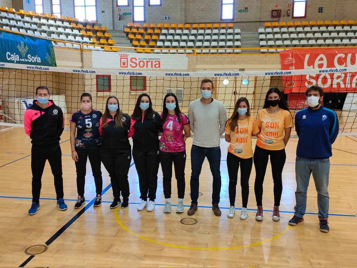El Manzanas Livinda Río Duero Soria se estrena este fin de semana 

Hoy se ha presentado junto al Ayuntamiento de Soria los equipos que van a recuperar el voleibol femenino en Soria tras muchos años de espera.
🍏🍏💙🏐
¡Este fin de semana empieza de nuevo!
#ManzanasLivinda #Soria
