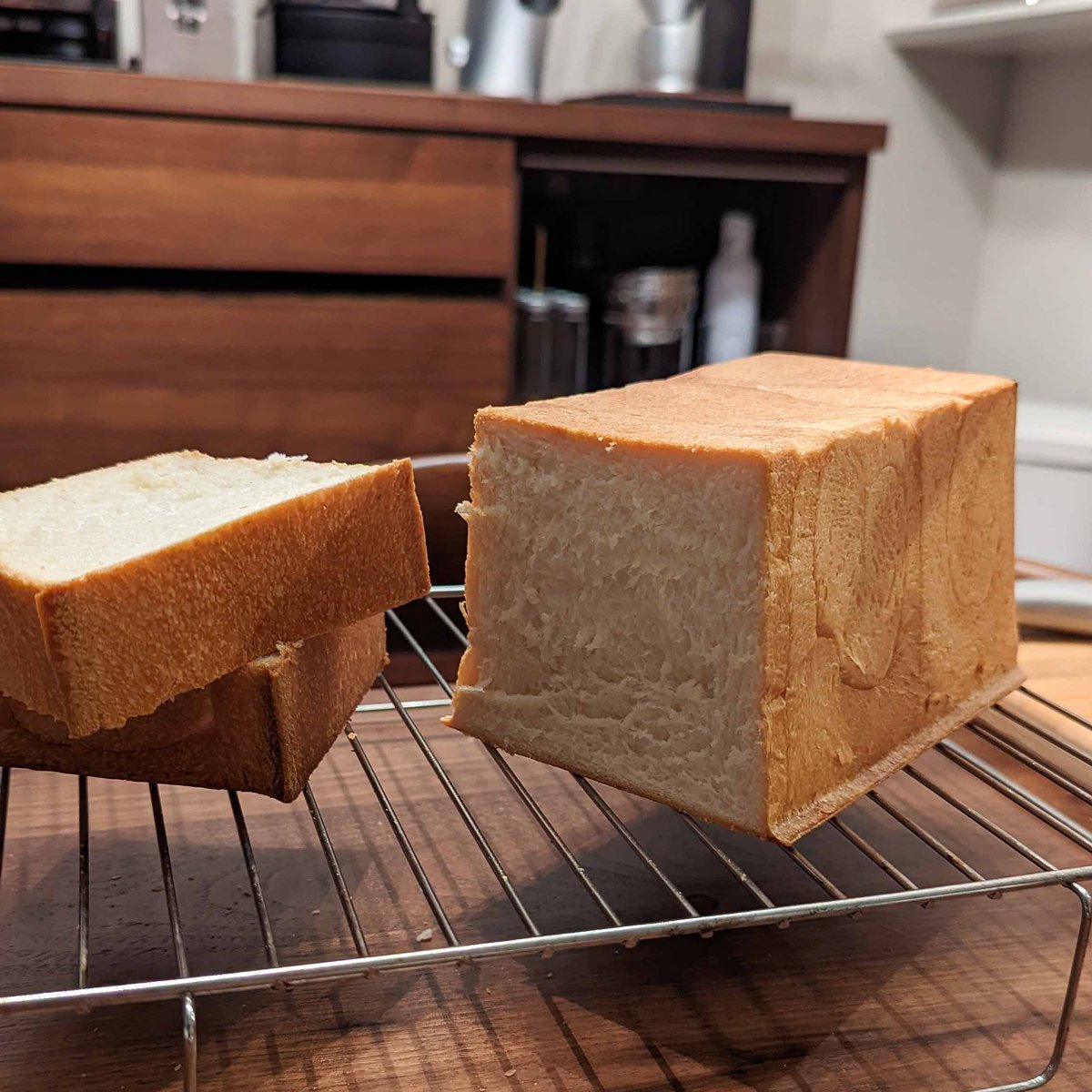 keko's tweet photo. 角食焼いた🍞
過発酵気味で真四角にならず。 https://t.co/wt4gz4sRff