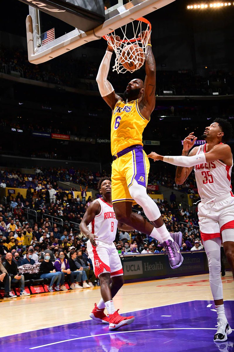 MundoLakers's tweet photo. LeBron James está promediando a sus casi 37 años:

24.8 PTS | 5.5 REB | 7 AST | 2.3 ROB | 47% TC

¿Merece estar en la conversación por el MVP? https://t.co/C1K6s3iOWi