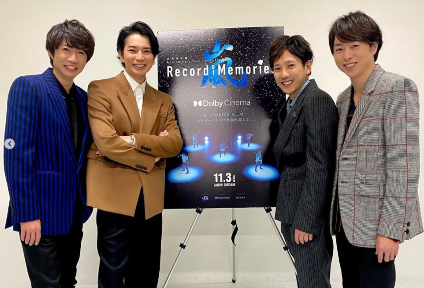 mariposa_star69's tweet photo. I've missed their smiles, their laughter and just how fun it is when they are together! It makes me so happy to see them lined up by each other's side looking so happy. 
This is the magic of Arashi! 💙❤️💚💛💜
#嵐デビュー22周年 
#嵐デビュー22周年おめでとう 
#感謝カンゲキ雨嵐 https://t.co/FdpDDHDBvm