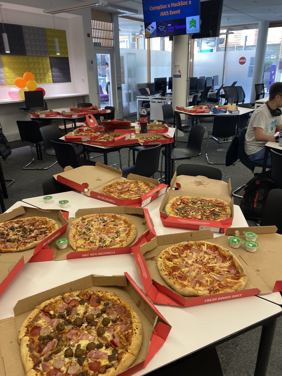 AwsStudents's tweet photo. Pizza party at Uni of Notts!! #AWSStudentsUG https://t.co/opQSRlUVPU