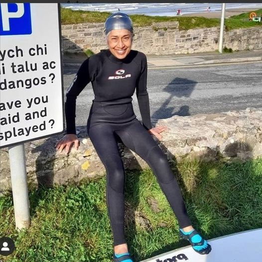 Vibram5FingerUK's tweet photo. Shobha Edgell ready for her surfing with Pete Bounds of Madtetclass Surf in Broad Haven 🏄‍♀️ https://t.co/5zcR3QqqNE