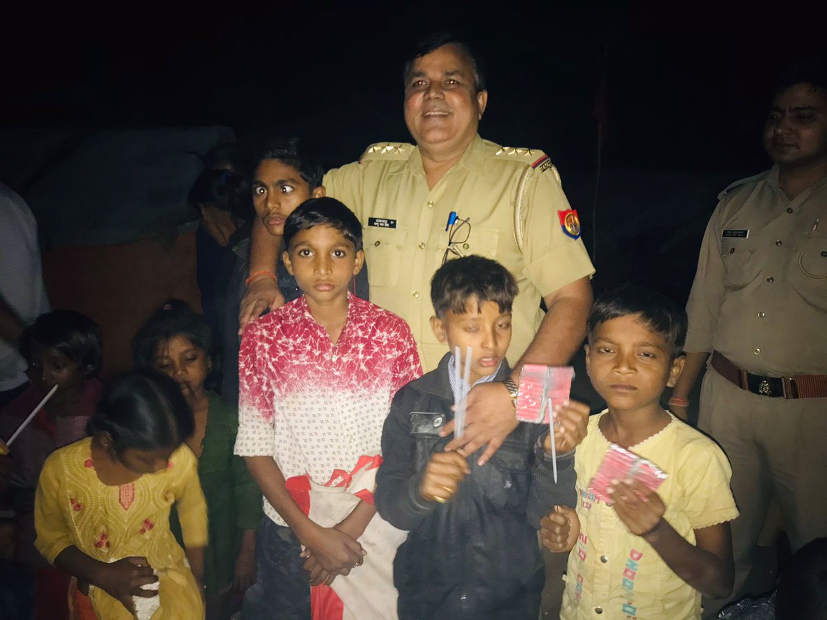 rssrinku's tweet image. खुशियाँ बाँटती @Etahpolice #Humdard