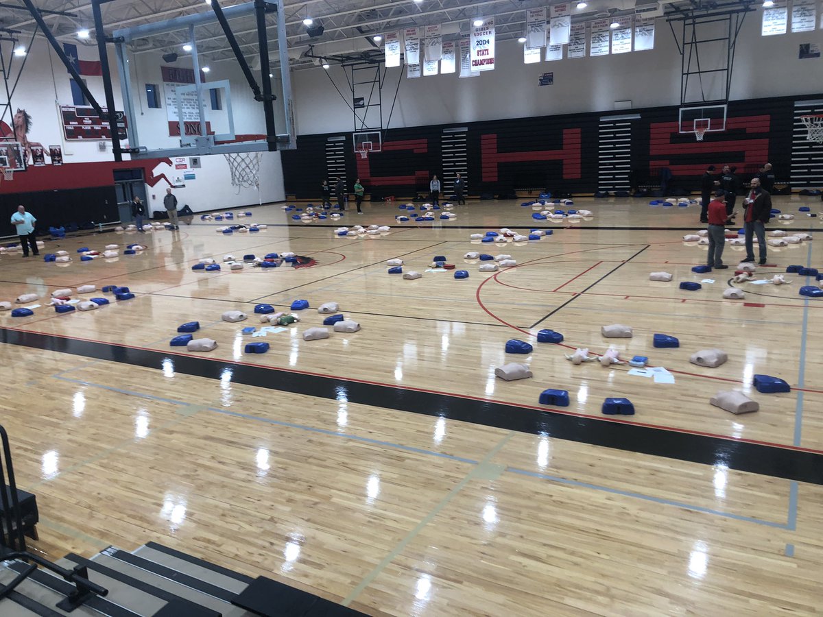 Creekview_SpMed's tweet photo. Senior CPR day at Creekview #creekviewsportsmedicine @Creekview_SpMed @CreekviewLeads @CFBathletics https://t.co/Wx4wW51udZ