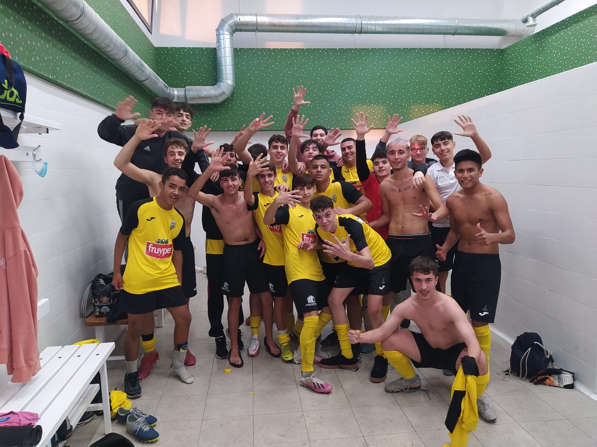 JUVENIL
JORNADA 4

TIÑOSA FC 5 - CD BARNES 3

Por fin llegó la victoria, después de 3 jornadas sin puntuar, volvieron a recuperar buenas sensaciones y el buen juego y eso se vio reflejado en el marcador.

💛🖤💛🖤💛🖤
#VamosTiñosa #123Tiñosa