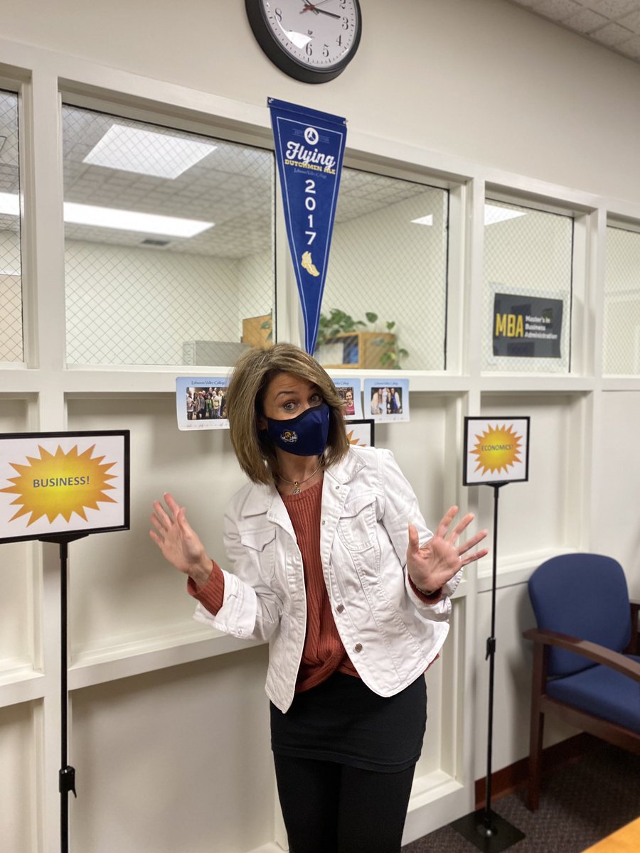 lvcdmt's tweet image. Giving our farewells to Rebecca DeWees from the DMT department! We thank her and wish her the best in her next endeavors at LVC! #godigicom #goixd