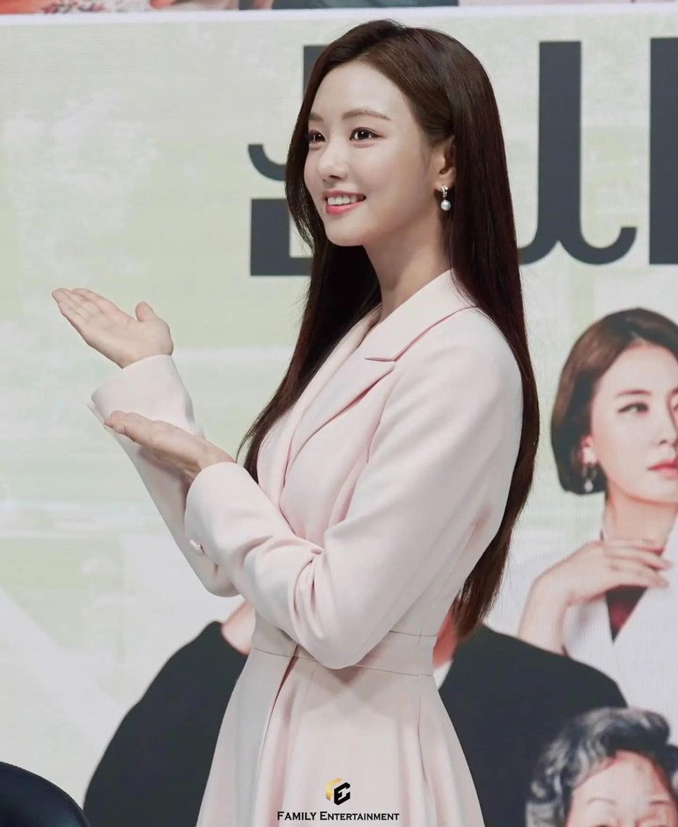 LeeSeHeePh's tweet photo. Sehee and Hyunwoo on the press con of her new drama ❤ 

Young Lady and Gentleman, you can watch it on VIU 😊

#LeeSehee #이세희 #dandan #JiHyunWoo #youngladyandgentleman 

©️ @se.22 IG Post https://t.co/WHCl4a9DSv
