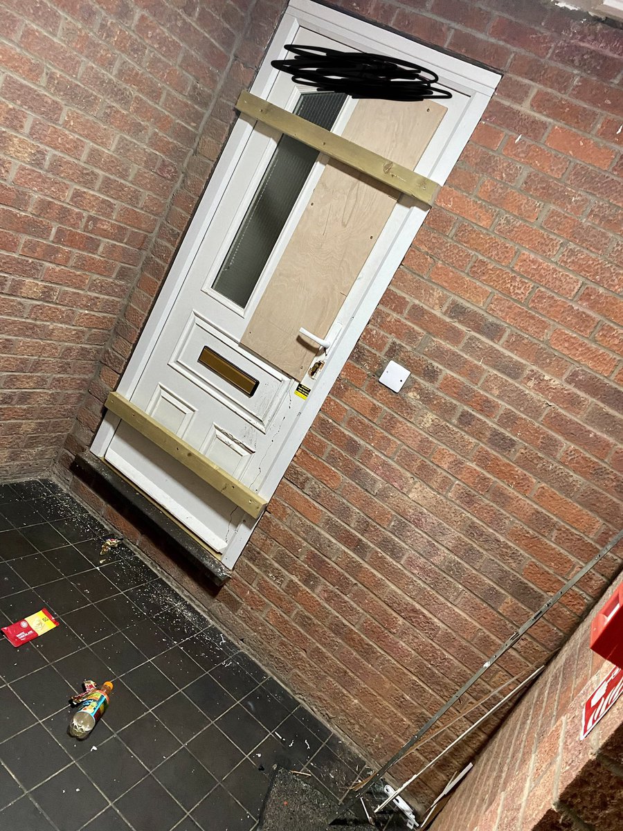 Joint Estate Walkabout with the Police Tackling ASB #communities #OneTeam  @LPCityCentre <a href="/bharakhda_bina/">Bina Bharakhda</a> @emhhomes