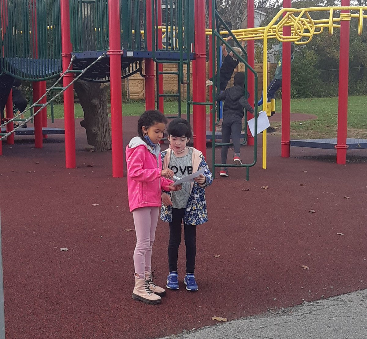 Map reading, beginner orienteering with P, 1s and 2s! Lots of fun out side!! #outdoored #orienteer #mapskills #PhysEd