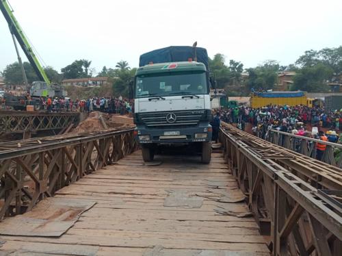 radiookapi's tweet photo. Kwilu : le pont Nzinda à Kikwit risque de s’effondrer https://t.co/8vbotDYCrX https://t.co/bGbzFyPNTb