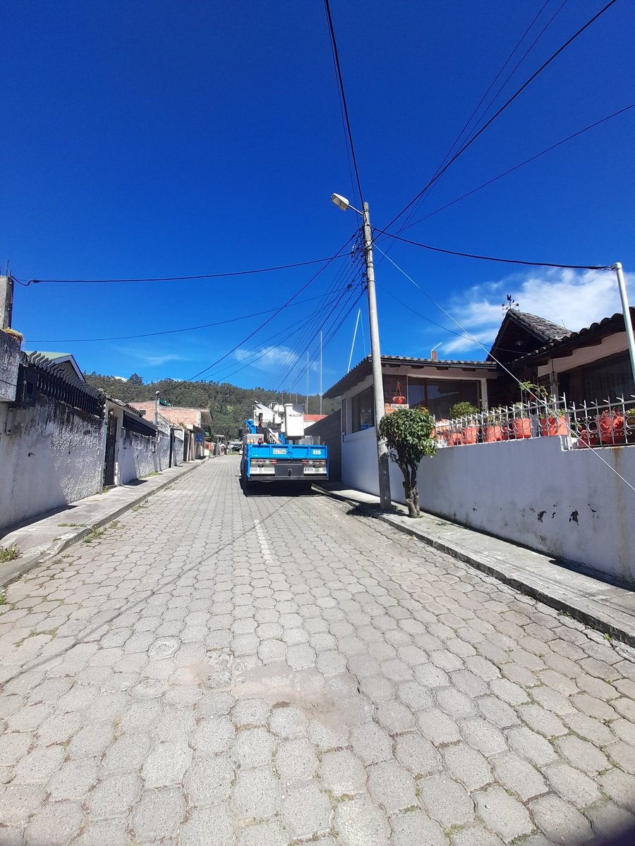 santytec's tweet photo. @ElectricaQuito buen día quería agradecer por el servicio oportuno y a tiempo sector uyumbicho calle Isidro Ayora N1-79 y Rumiñahui el arreglo de la lámpara del poste de luz https://t.co/JQ5uprs0GQ
