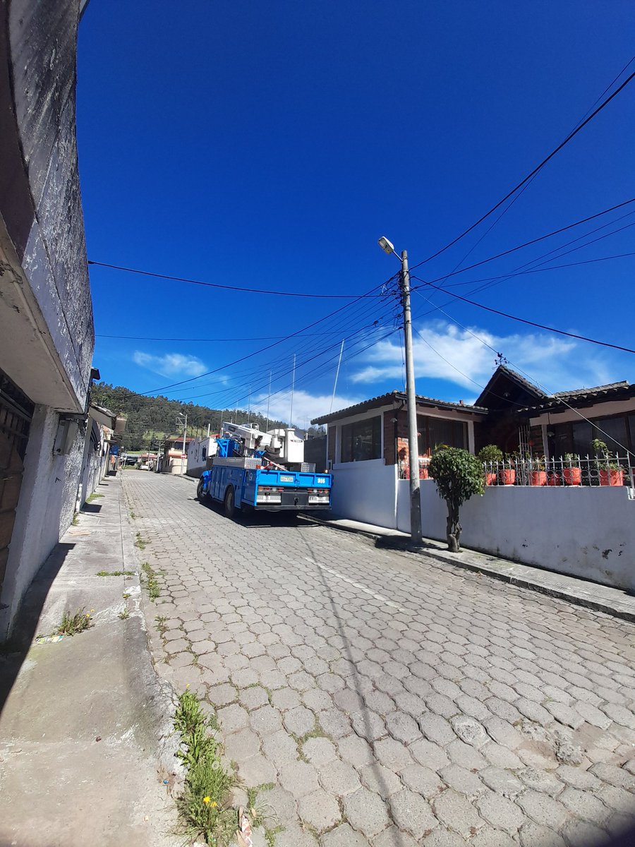 santytec's tweet photo. @ElectricaQuito buen día quería agradecer por el servicio oportuno y a tiempo sector uyumbicho calle Isidro Ayora N1-79 y Rumiñahui el arreglo de la lámpara del poste de luz https://t.co/JQ5uprs0GQ