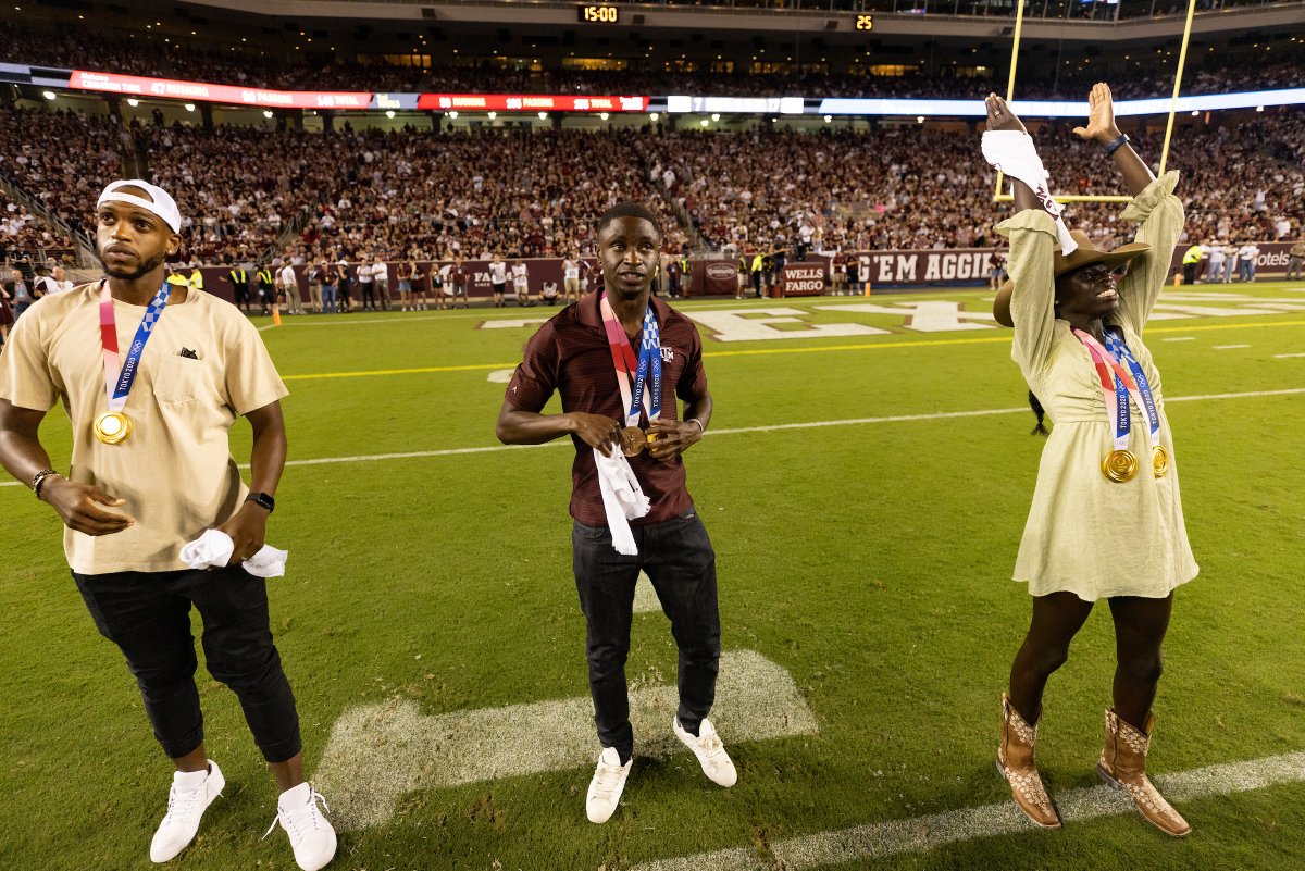 TAMU's tweet photo. In the last year, Aggies have won the:
🏈 #SuperBowl - Mike Evans '15
🏀 #NBAFinals - Khris Middleton '13
⚾️ #WorldSeries - A.J. Minter '16
🥇 #Olympic Gold, Silver, &amp; Bronze

#GigEm, Aggies! 👍 #tamu https://t.co/wyjMXZN1uG