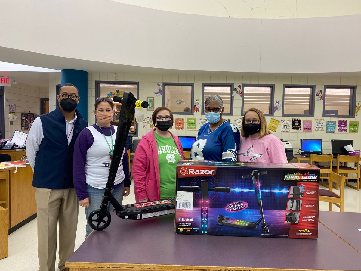 HBlackmonMedia's tweet photo. @RazorWorldwide & @Tryazon knocked it out of the park with this awesome product opportunity!! Christmas is coming up & I thought the Sonic Glow Electric Scooter would be an excellent product for my coworkers to try out as a potential gift,they were impressed! #RazorBlockParty https://t.co/Ivmh36liWE
