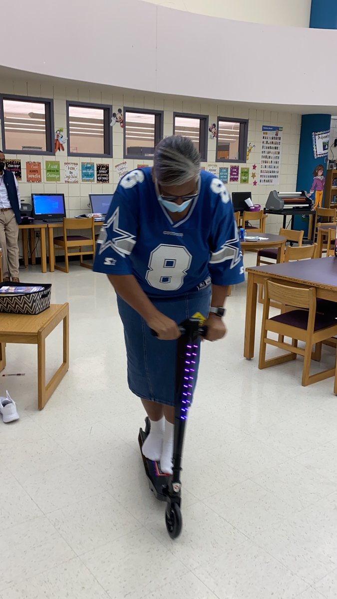 HBlackmonMedia's tweet photo. @RazorWorldwide & @Tryazon knocked it out of the park with this awesome product opportunity!! Christmas is coming up & I thought the Sonic Glow Electric Scooter would be an excellent product for my coworkers to try out as a potential gift,they were impressed! #RazorBlockParty https://t.co/Ivmh36liWE