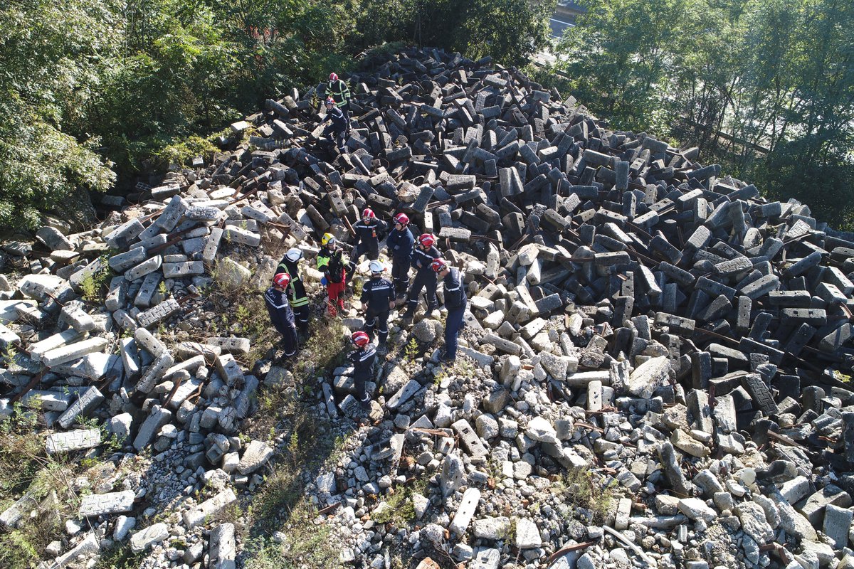 SDMIS69's tweet photo. [SPÉCIALITÉ] 👩‍🚒🧑‍🚒

Un stage USAR 1 de la spécialité SD du @SDMIS69 s’est déroulé du 4 au 8 octobre dernier. L'objectif était d’intégrer 6 jeunes officiers SPP à la spécialité. Au total ce sont 8 stagiaires qui ont validé leur emploi d’équipiers USAR de niveau 1. https://t.co/Xqc2cHPAXf