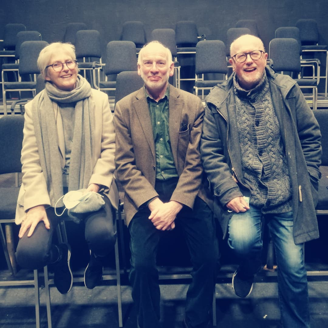 PlaywrightConvo's tweet photo. The conversation is being led by Niall Buggy and John Kavanagh who were part of the original cast of Famine.

Pictured: Jane Brennan with John Kavangh and Niall Buggy

#ConversationsOnAPlaywright21 https://t.co/yC0FiI1IIU