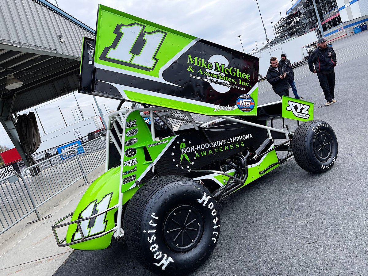 WorldofOutlaws's tweet photo. 𝗡𝗢𝗕𝗢𝗗𝗬 𝗙𝗜𝗚𝗛𝗧𝗦 𝗔𝗟𝗢𝗡𝗘 💚

@Sam_Mcghee11 surprised @Parker_PM9 with a Non-Hodgkin’s Lymphoma Awareness car that he’ll race at @World_Finals this weekend.

How incredible is this?! https://t.co/CnZRTER0mJ