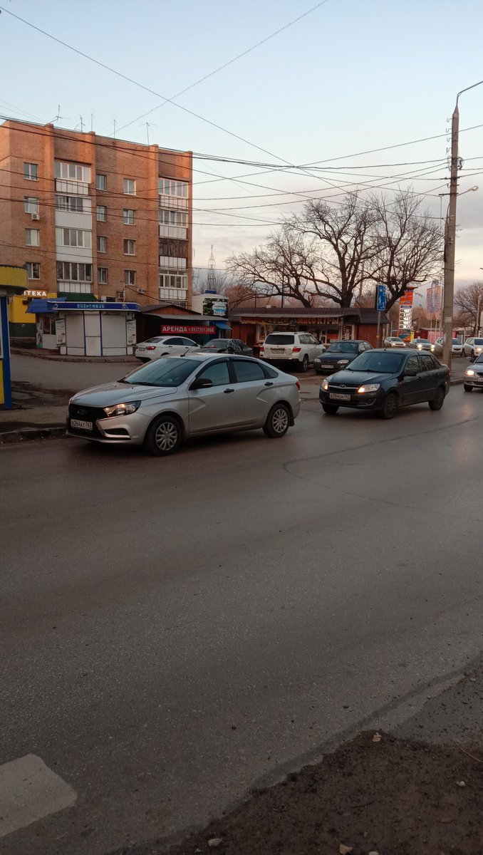 megadved07's tweet photo. @DTransporta @avtosamara @DepGorHozSamara Вот здесь яркий пример как мы будем выезжать из двора при полотном потоке машин! Машины на фото встали как раз на светофоре и загородили выезд из двора, соответственно никак не проехать. Смотрим дальше... https://t.co/xDIKXVFyNF
