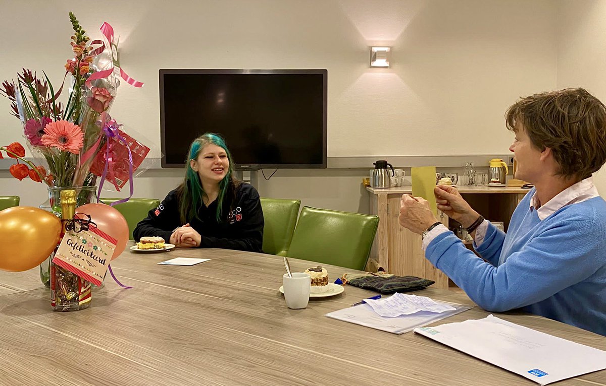Wat een prachtig moment! De uitreiking van het 1e branchediploma Assistent Facilitair! In 2020 startte AvZ met een pilot voor deze opleiding. Student Eliza ontving haar diploma van trainster Stans in bijzijn van haar 2 werkbg. en jobcoach vanuit stagebedrijf 50|50 hotel Belmont