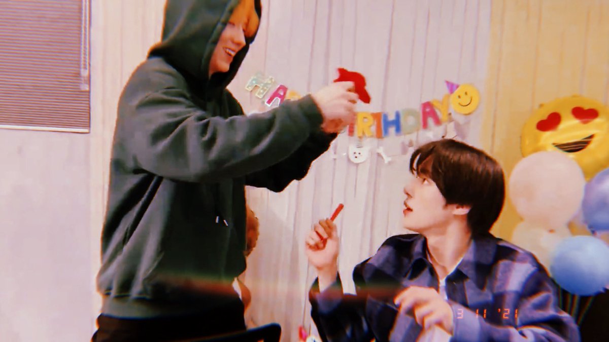 MINISMYLIFE_'s tweet photo. 아
진씸ㅋ 킹받네
..
왜 이렇게 예쁘게 올려다봄
왜 이렇게 예쁘게 웃어
...
우웩 https://t.co/z0nWEHBtXL