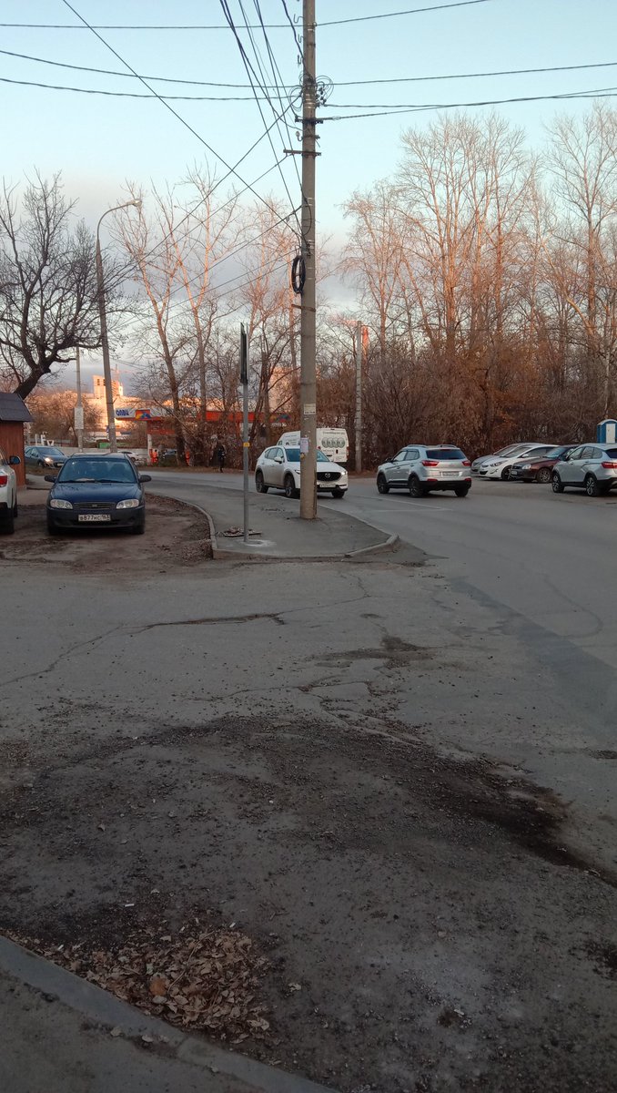 megadved07's tweet photo. @DTransporta @avtosamara @DepGorHozSamara Вот так дорогу видят водители авто, которые выезжают из двора. Дорога, как видно поворачивает, и из-за этого поворота в любой момент может ехать машина на приличной скорости. И когда вроде бы всё в порядке и можно ехать, то можно и получить удар в бок или в зад. https://t.co/AWSPdJxc2h