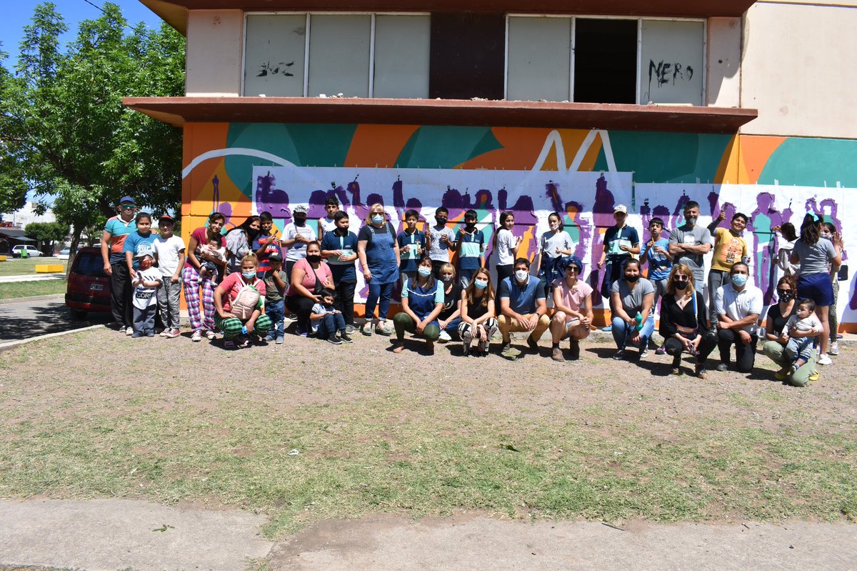 tori_flores's tweet photo. 🔹En barrio #SanJorge trabajando junto a los alumnos y alumnas de sexto grado del colegio 2 de abril pintamos un mural para poner #RELindo la zona del cole 😄🌎
De esta forma trabajamos para tener una #RECiudad para todos y todas ❤️🌱
#CórdobaDePie #CórdobaCapital https://t.co/5KcA37SaxV