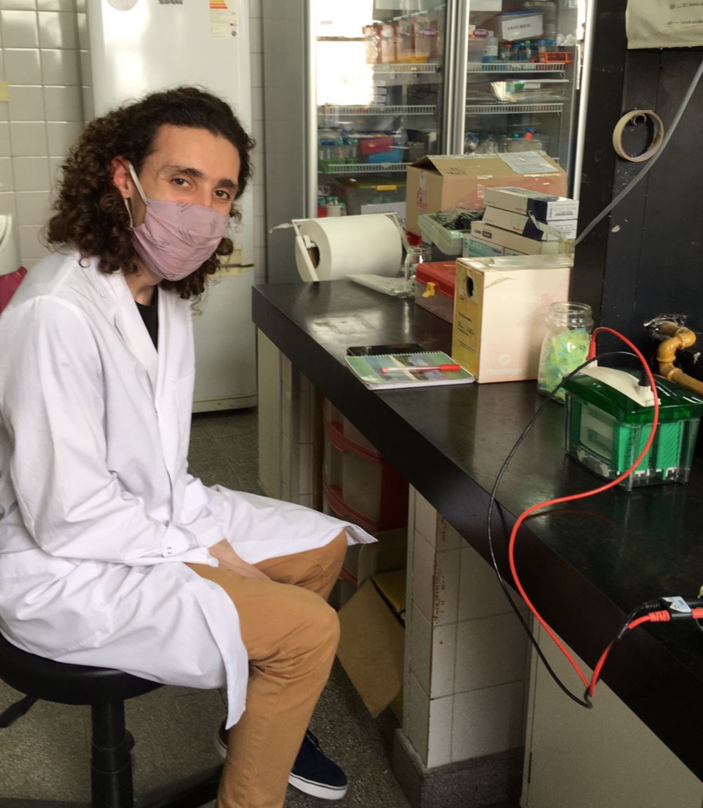 🧪Joaquín Poodts en NANOBIOTEC con su último experimento de Tesis de Licenciatura en Biotecnología“DISEÑO DE UN PROCESO BIOTECNOLÓGICO PARA LA PRODUCCIÓN EN INSECTOS DEL DOMINIO DE UNIÓN AL RECEPTOR (RBD) DE LA PROTEÍNA SPIKE DEL SARS-COV-2”inició en mayo 2021. Felicitaciones🎉👏